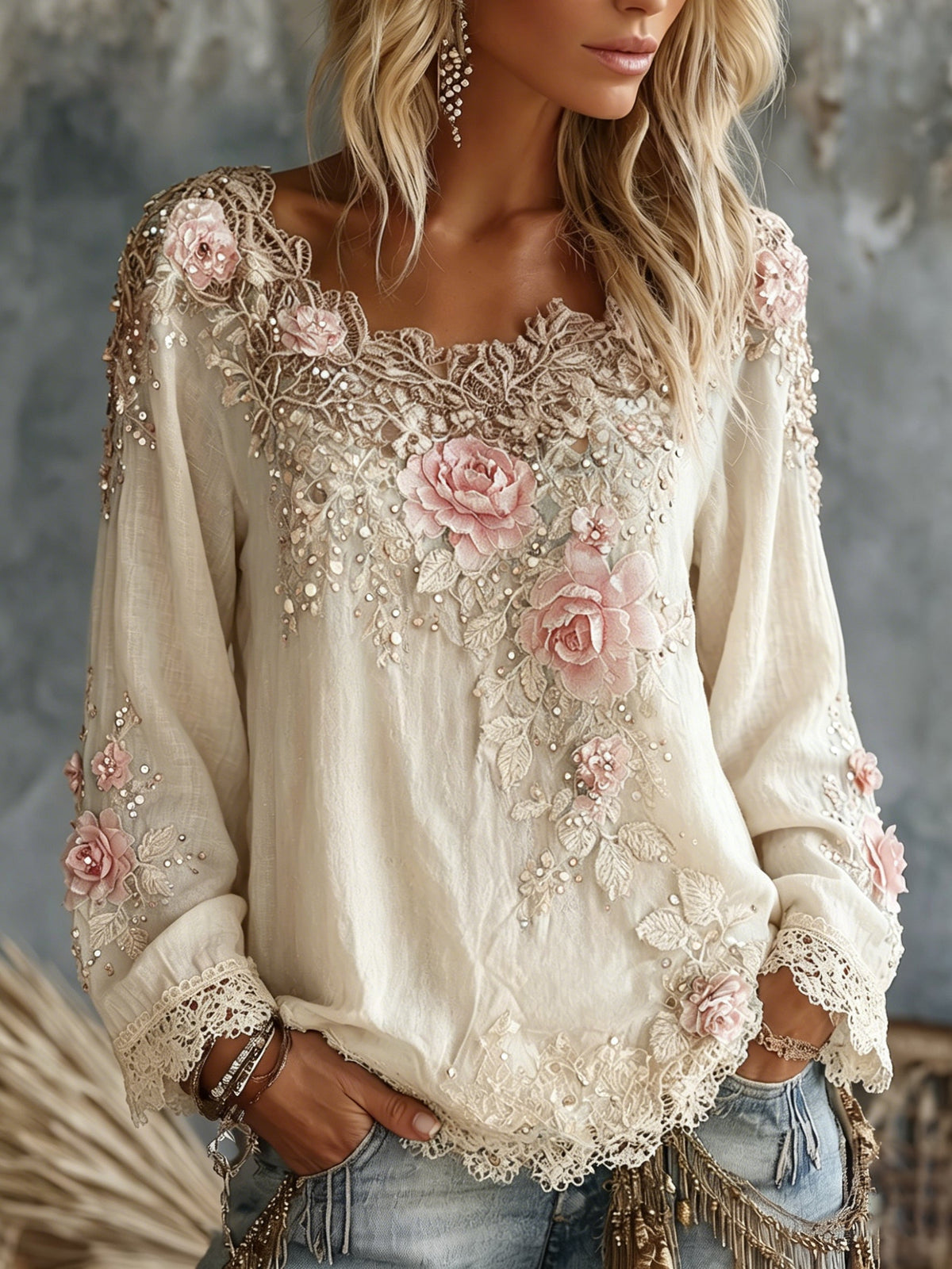 Kerstina | Blus med blomapplikationer, spetskant och rund halsringning – dekorerad långärmad vardagsblus
