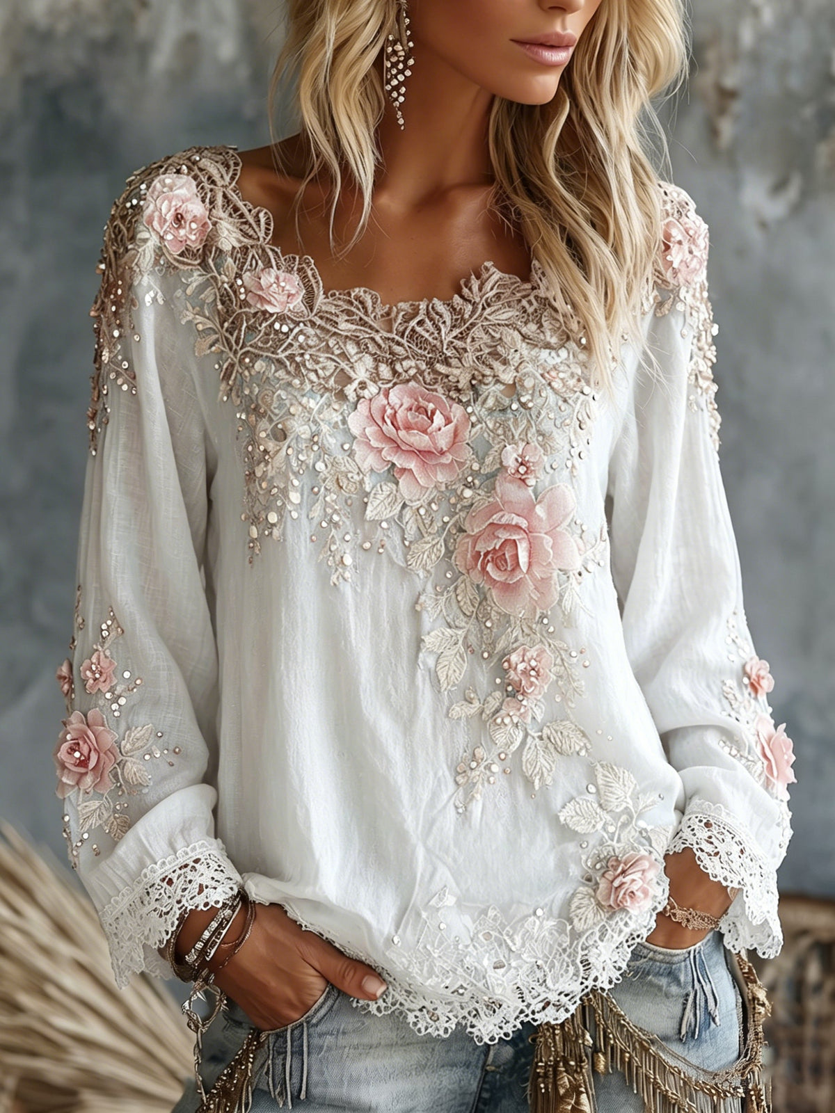 Kerstina | Blus med blomapplikationer, spetskant och rund halsringning – dekorerad långärmad vardagsblus