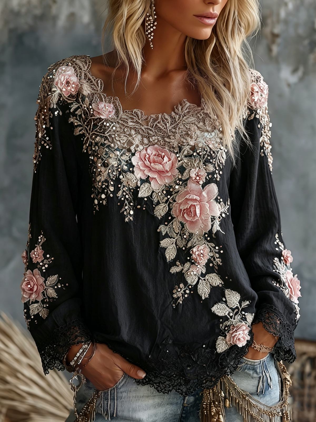 Kerstina | Blus med blomapplikationer, spetskant och rund halsringning – dekorerad långärmad vardagsblus