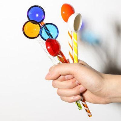 Färgglada cocktailrörare i glas – Retro godisinspirerade återanvändbara bartillbehör